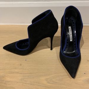Black suede Manolo blahnik 36.5 with navy borders
